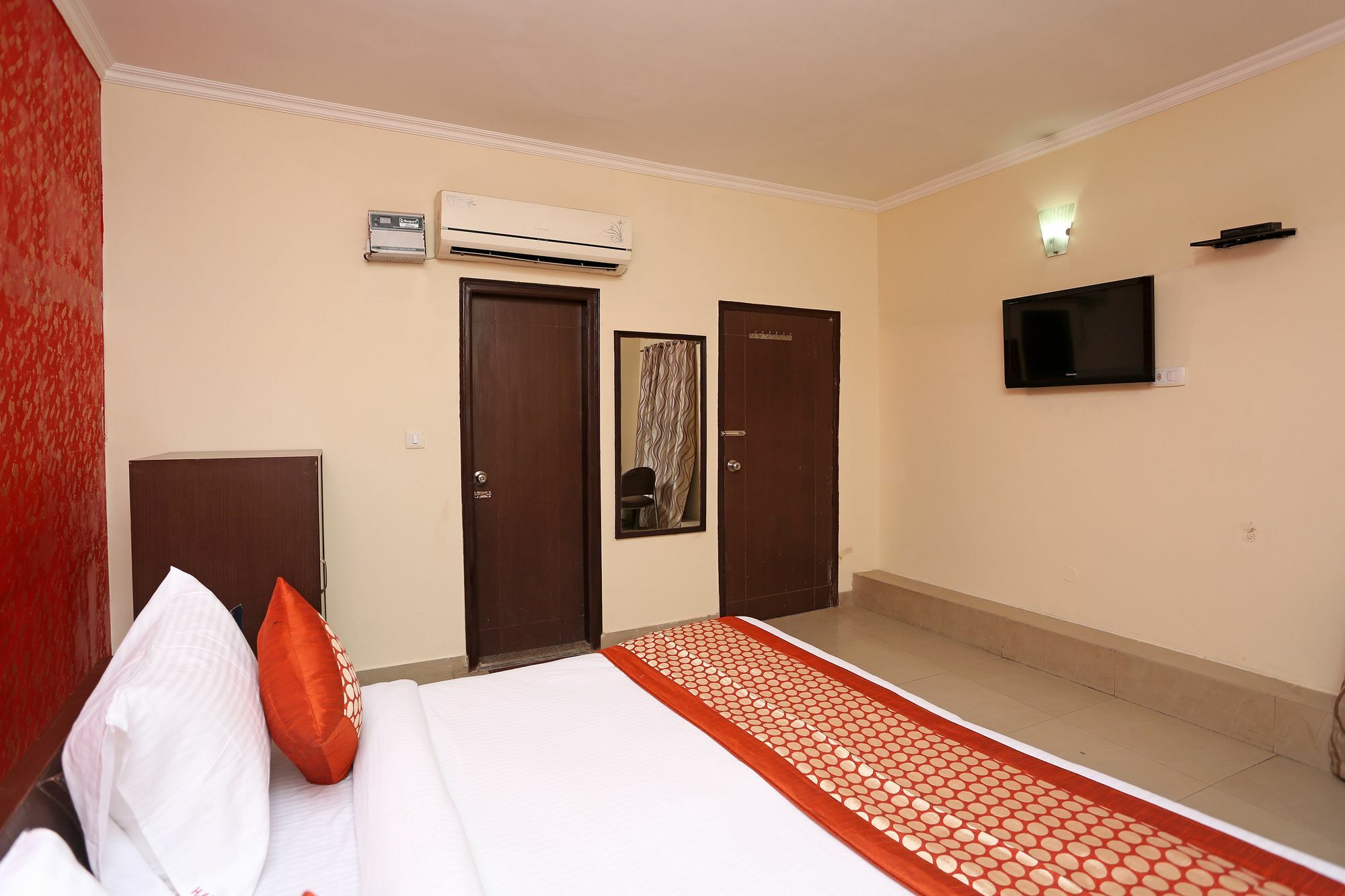 Hotel Aero Look New Delhi Exteriör bild