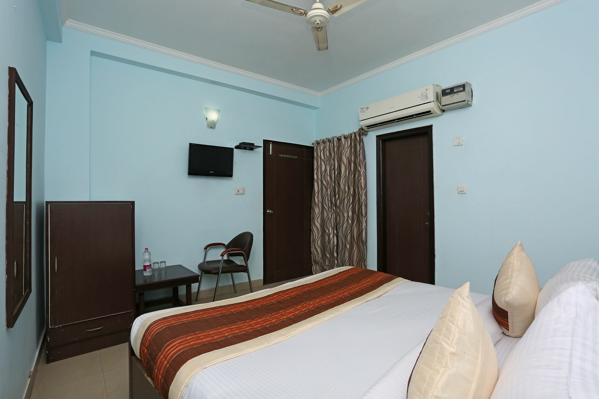 Hotel Aero Look New Delhi Exteriör bild